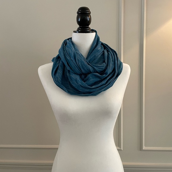lululemon Vinyasa Scarf 🧣 - Picture 4 of 4